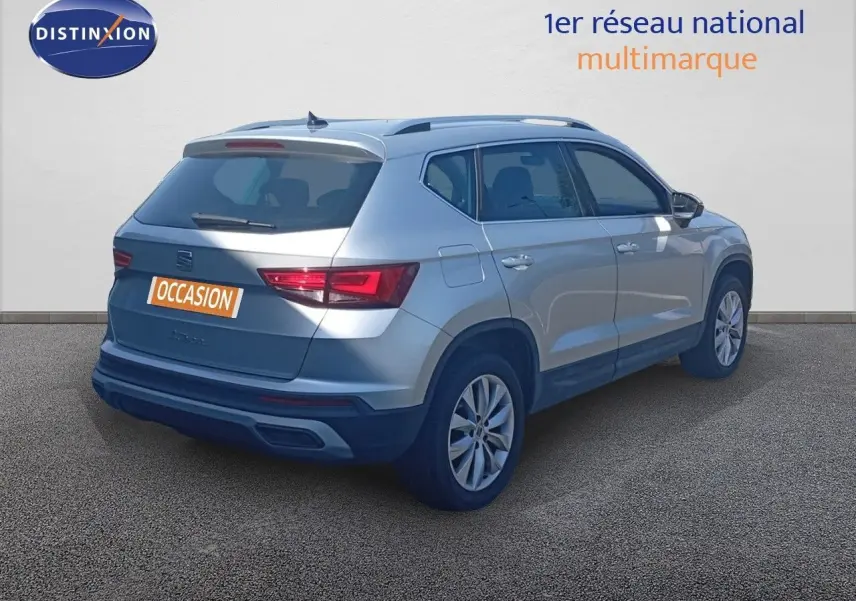SEAT Ateca argent vue 3/4 arrière droit, SUV compact avec feux arrière LED et jantes alliage 17 pouces.