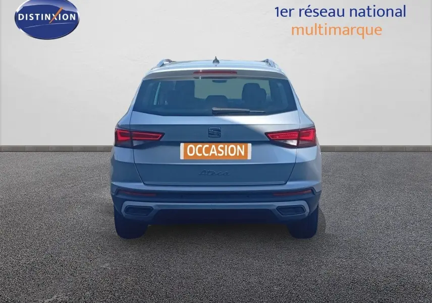Vue arrière d'un SEAT Ateca argent Reflex Metal 2023 avec feux arrière LED et plaque "OCCASION" visible.
