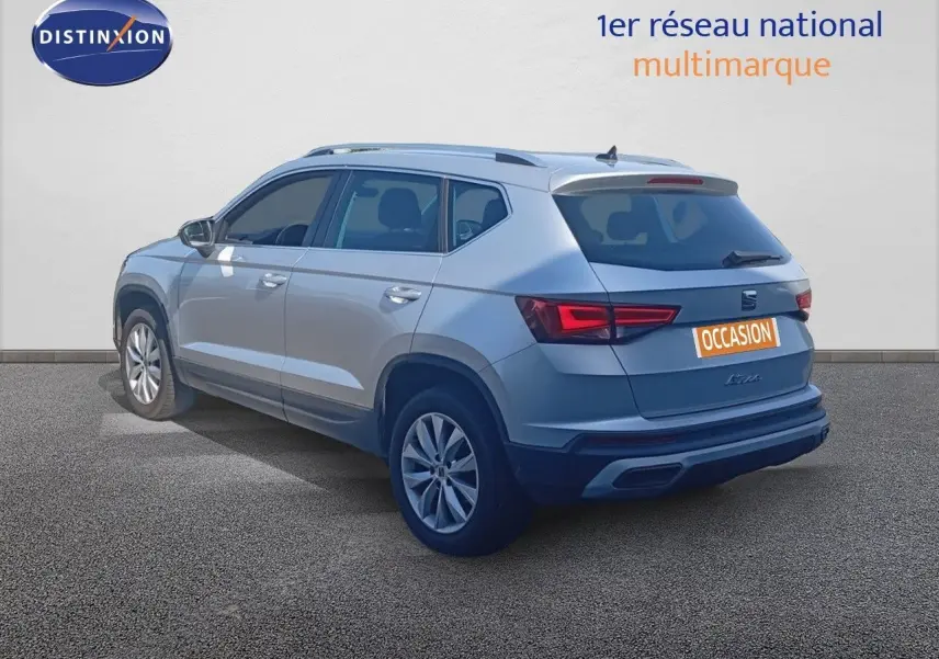 Vue 3/4 arrière droite d'un SUV SEAT Ateca argent Reflex Metal de 2023 avec jantes alliage et feux LED distinctifs.