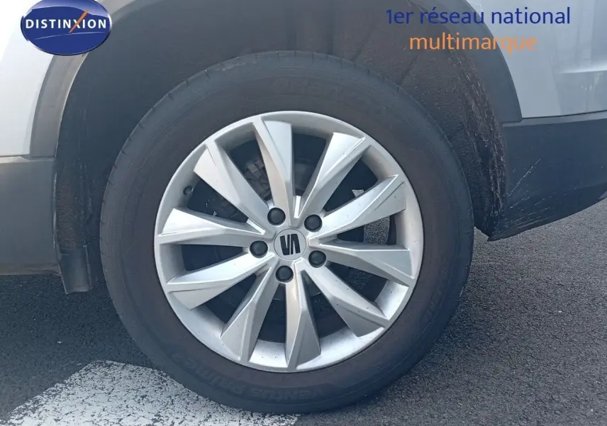 Gros plan sur la roue avant gauche argentée du SEAT Ateca 2023 avec jante alliage à dix branches.