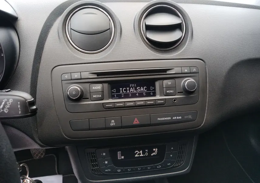 Vue rapprochée du tableau de bord de la SEAT Ibiza ST 2015, montrant la radio et la climatisation digitale.
