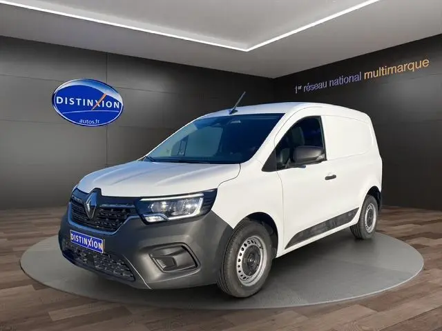 Vue 3/4 avant droite du Renault Kangoo blanc 2023 version Van TCE 100 Grand Confort avec pare-chocs noir mat et jantes acier.