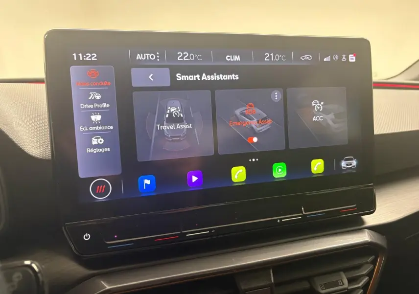 Écran tactile central du tableau de bord de la CUPRA Leon 2024 affichant les assistants de conduite intelligents.
