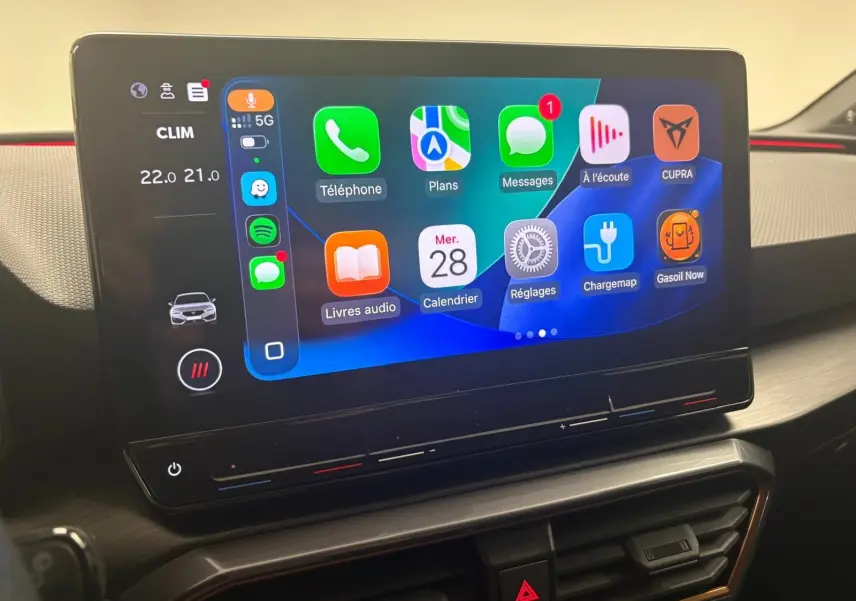Écran tactile central du tableau de bord de la CUPRA Leon 2024 affichant les applications connectées.