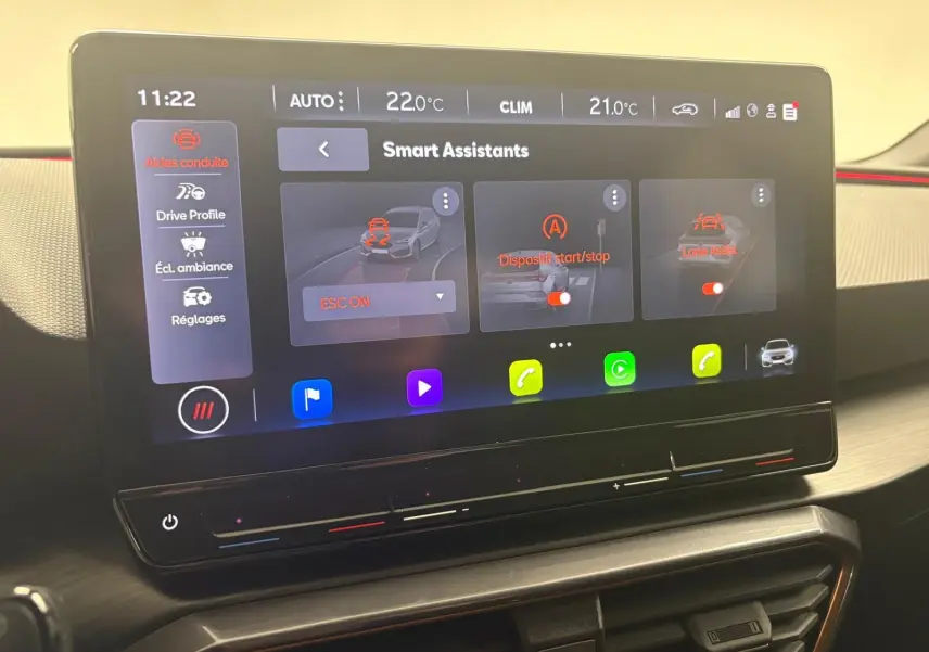 Écran tactile intérieur du CUPRA Leon 2024 montrant les assistants de conduite activés dans un habitacle moderne.