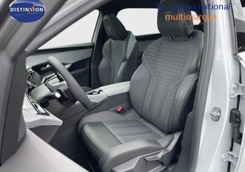 Vue intérieure côté conducteur du Peugeot 5008 Hybrid 145 GT 2025, sièges noirs avec détails gris et volant visible.