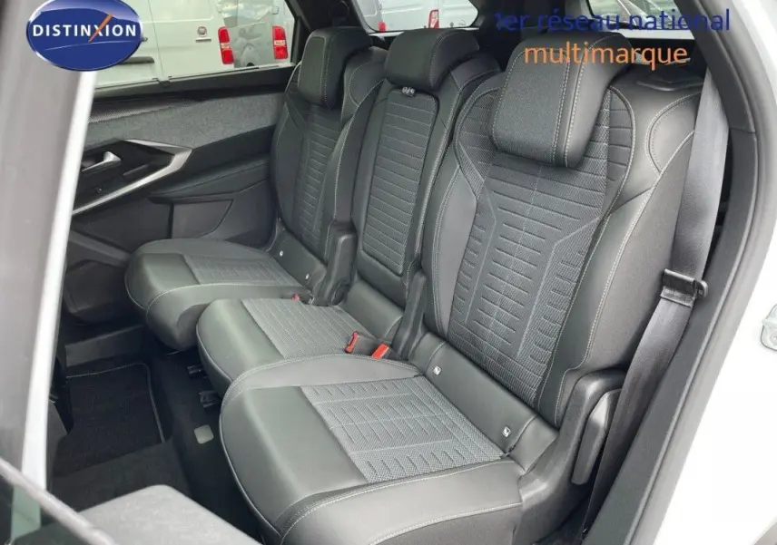 Vue intérieure côté droit des sièges arrière en cuir noir du Peugeot 5008 Hybrid 145 CH GT 2025.
