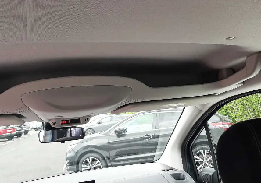 Vue intérieure avant du Peugeot Rifter bleu Kiama 2026, avec écran multimédia affichant la caméra de recul.