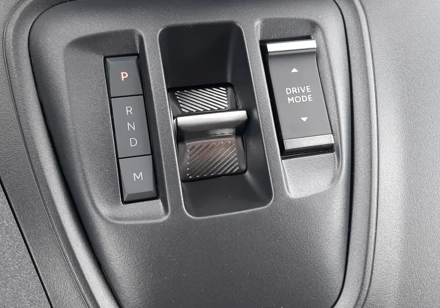 Gros plan sur la commande de boîte automatique et le sélecteur Drive Mode du Peugeot Rifter 2026, intérieur noir.