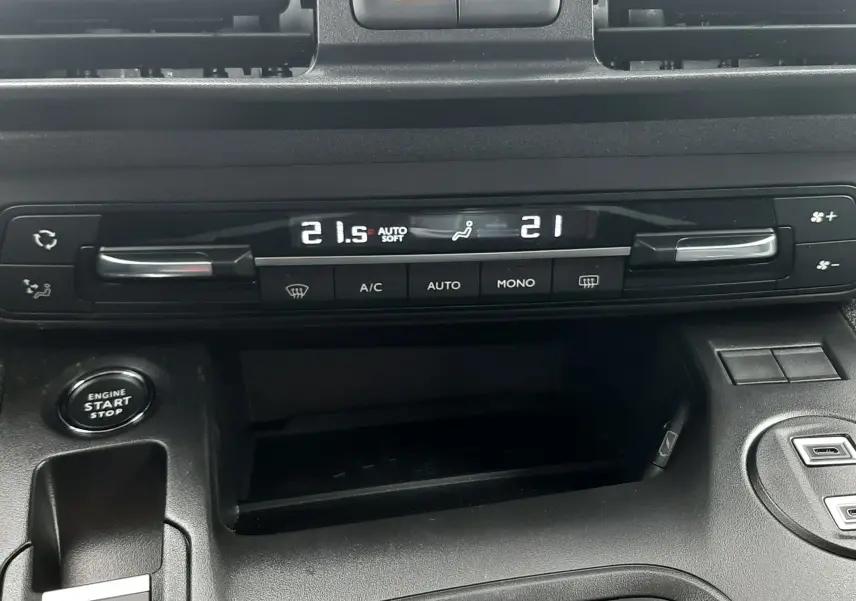 Détail de la console centrale du Peugeot Rifter 2026 bleu Kiama, montrant la climatisation digitale et le bouton start/stop.