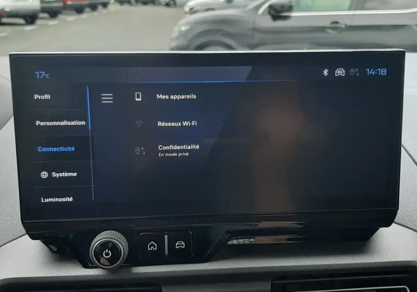 Écran tactile central du Peugeot Rifter 2026 affichant les réglages de connectivité, avec vue partielle du tableau de bord noir.