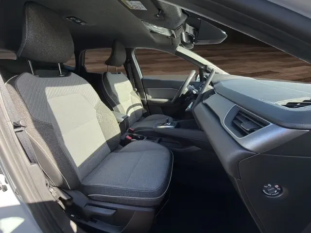 Intérieur avant droit de la Renault Symbioz gris clair, sièges tissu, tableau de bord moderne avec écran tactile.