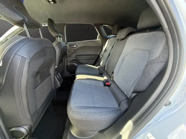 Vue intérieure côté droit montrant la banquette arrière grise du Renault Symbioz 2025 avec sièges tissu et appuie-têtes.