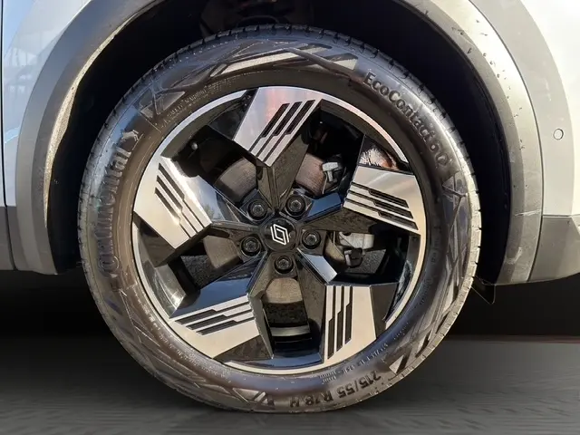 Gros plan sur la roue avant droite gris clair du Renault Symbioz 2025 avec jante noire et détails géométriques brillants.