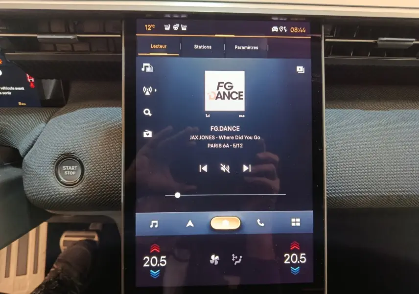 Écran tactile central de la Citroën C5 Hybride 2026 affichant une station radio, avec bouton start/stop à gauche.