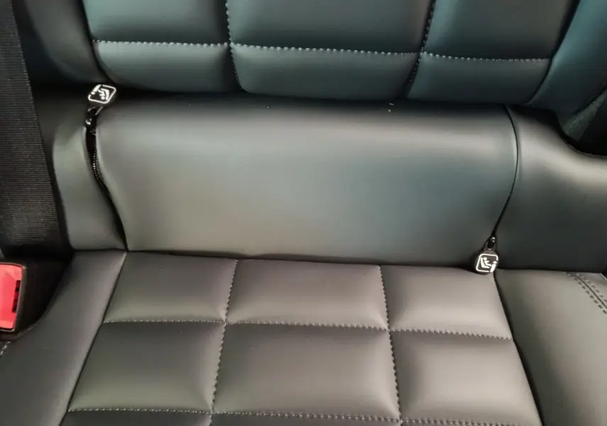 Gros plan sur la banquette arrière noire en cuir avec fixation Isofix visible dans une Citroën C5 Hybride 2026.