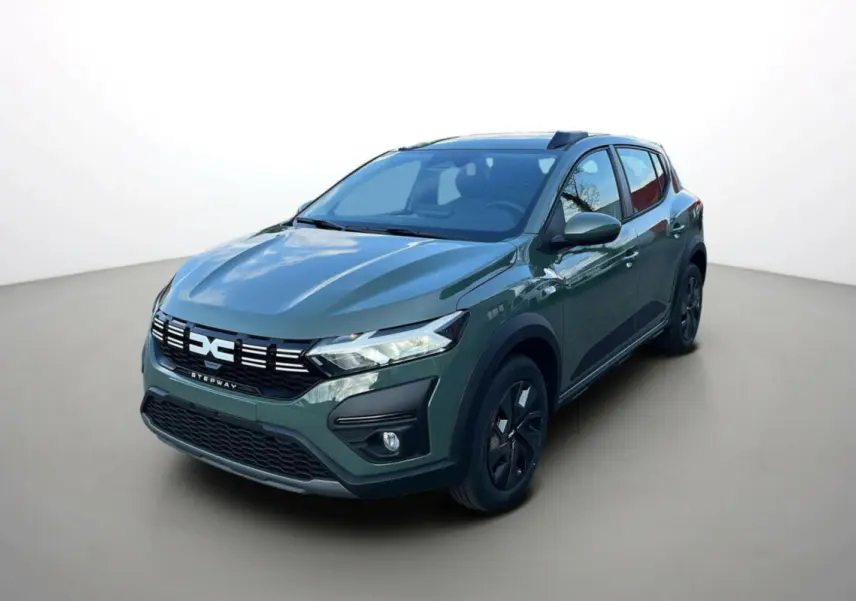 Vue 3/4 avant d'une Dacia Sandero Stepway 2025 en kaki lichen avec calandre noire et jantes foncées.