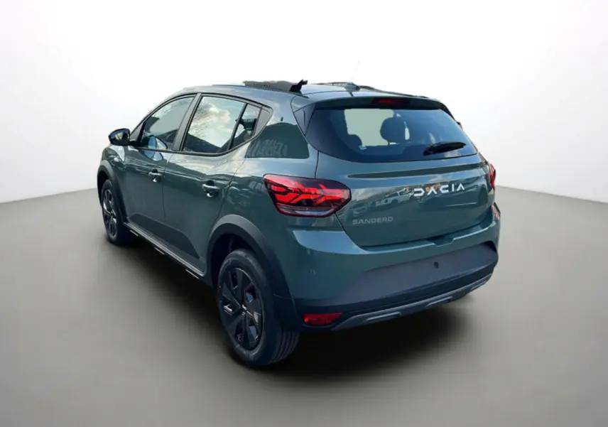 Vue 3/4 arrière droite d'une Dacia Sandero Stepway 2025 en kaki lichen avec jantes noires et détails noirs contrastants.
