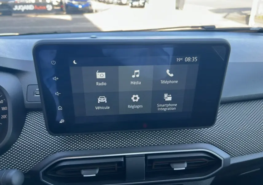 Tablette tactile centrale du tableau de bord du Dacia Sandero Stepway 2025 avec interface multimédia affichée.