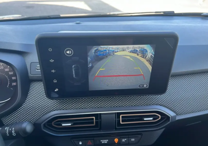 Vue intérieure du tableau de bord de la Dacia Sandero Stepway 2025, écran affichant la caméra de recul et aérateurs centraux.
