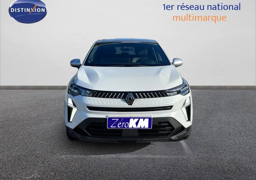 Vue frontale d'un Renault Captur blanc nacré avec toit gris, mettant en valeur sa calandre moderne et ses phares LED distinctifs.