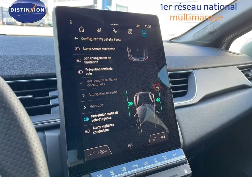Intérieur du Renault Captur E-Tech 2025, vue du tableau de bord avec écran tactile affichant les aides à la conduite.