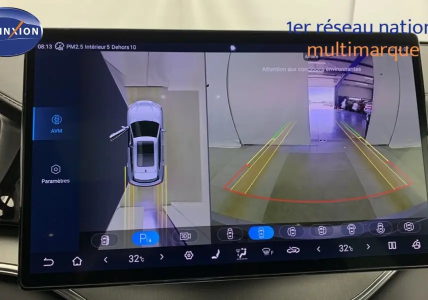 Vue intérieure avant du BYD SEAL U 2025 avec tableau de bord noir, écran tactile 15,6'' et volant multifonction.