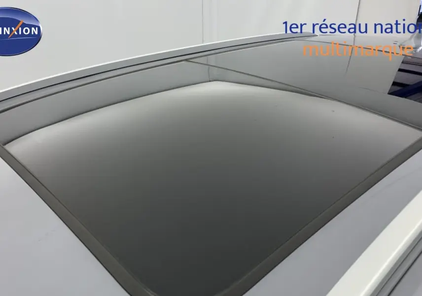 Vue intérieure centrée sur le volant noir du BYD SEAL U avec tableau de bord numérique et écran tactile latéral.