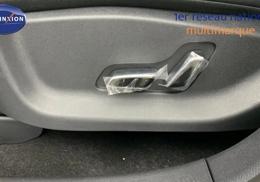 Vue intérieure centrée sur l'écran tactile rotatif 15,6'' du tableau de bord du BYD SEAL U gris Time Grey, version 2025.