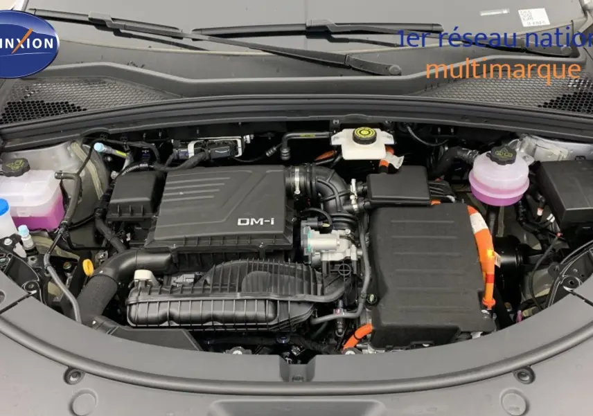 Toit ouvrant panoramique fermé vu de dessus sur BYD SEAL U Time Grey 2025 avec barres de toit aluminium