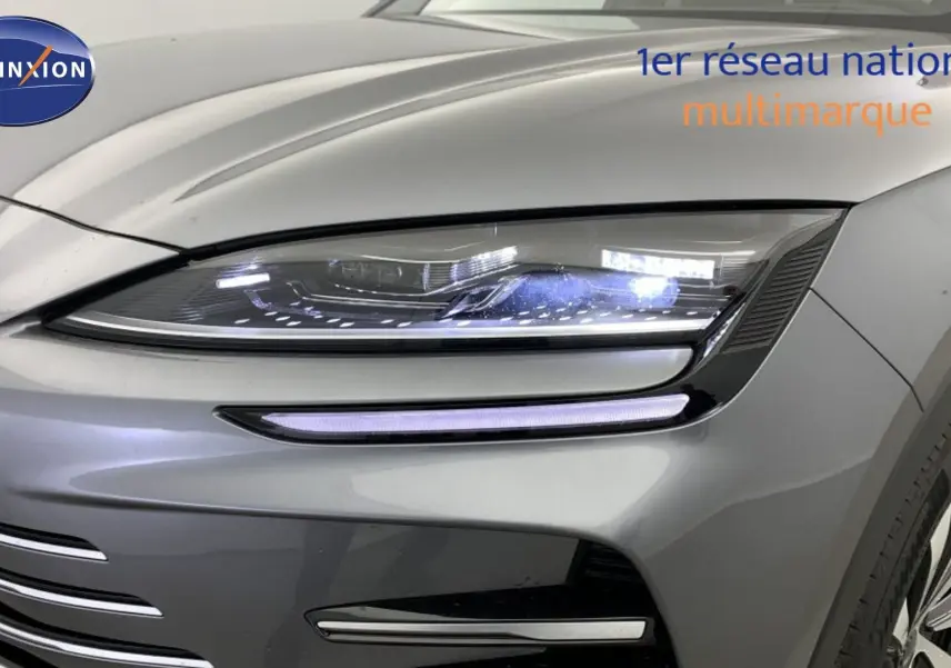 Vue intérieure montrant le toit ouvrant panoramique et les sièges noirs en similicuir vegan du BYD SEAL U 2025.