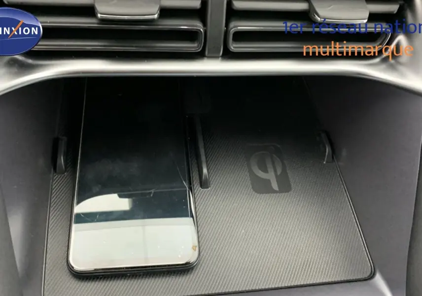 Vue intérieure des sièges arrière en similicuir noir du BYD SEAL U 2025, avec ceinture de sécurité grise.