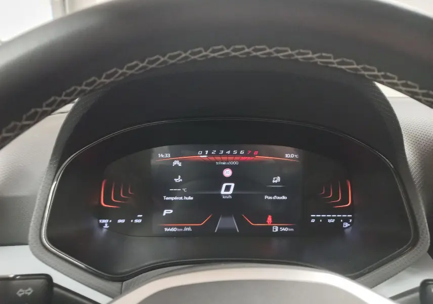 Vue rapprochée du tableau de bord numérique du SEAT Arona 2025, affichage digital moderne avec compte-tours et vitesse.