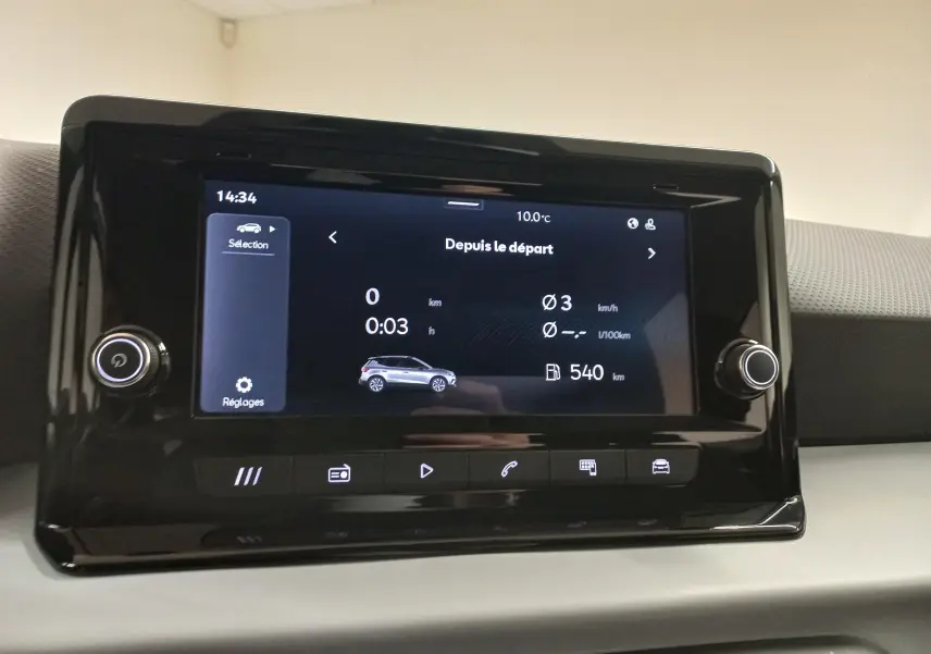 Écran tactile central de la SEAT Arona 2025 affichant les données de trajet, entouré d'une console noire brillante.