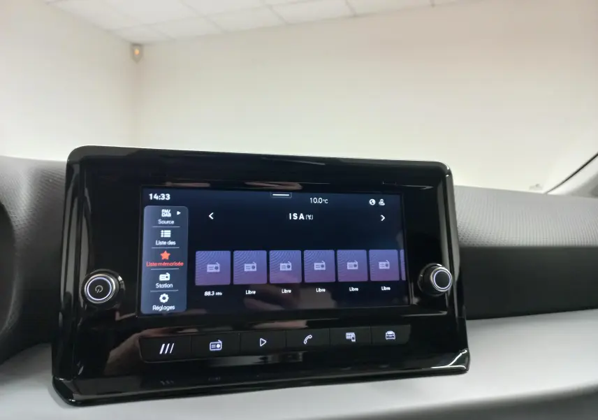 Écran tactile central de la SEAT Arona 2025 affichant les options radio, avec tableau de bord gris et noir.