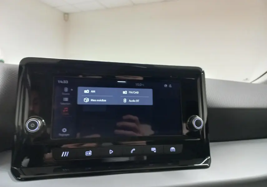 Écran tactile central du tableau de bord du SEAT Arona 2025, affichant les options audio et médias.