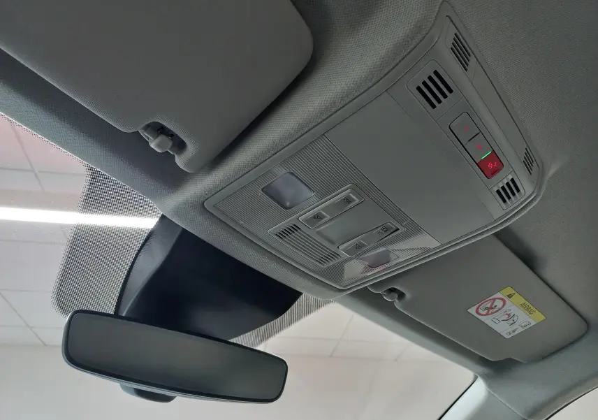 Vue intérieure du plafond avant de la SEAT ARONA 2025, avec commandes d’éclairage et rétroviseur central.