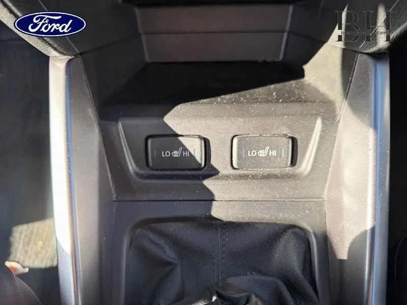 Gros plan sur les commandes de sièges chauffants en noir dans l'habitacle d'un Suzuki Vitara Galactic Gray.