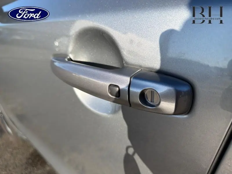 Poignée de porte côté gauche en gros plan sur Suzuki Vitara Galactic Gray métallisé 2022.