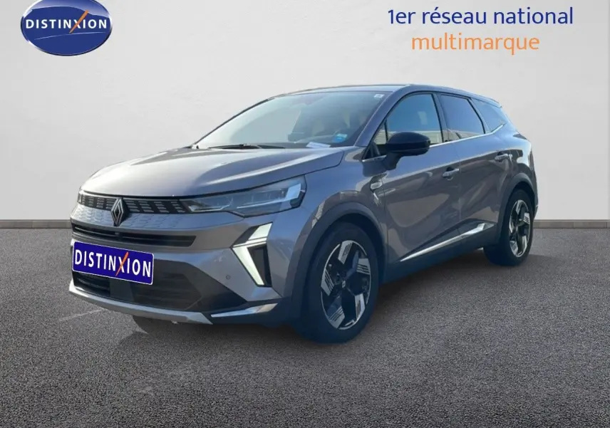 Vue 3/4 avant d'une Renault Symbioz gris cassiopée métal avec feux LED et jantes modernes sur fond neutre.