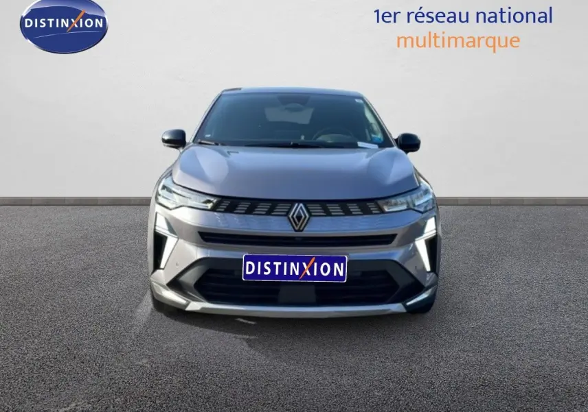 Vue frontale du Renault Symbioz gris cassiopée métal avec calandre distinctive et éclairage LED allumé.