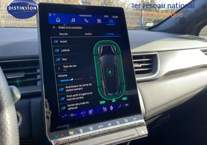 Vue rapprochée de l’écran tactile central du Renault Symbioz gris cassiopée, affichant les aides à la conduite.