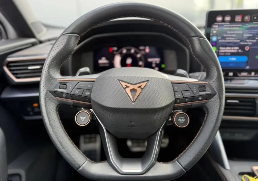 Vue rapprochée du volant cuir noir perforé avec logo CUPRA cuivre et commandes multifonctions du Formentor 2025.