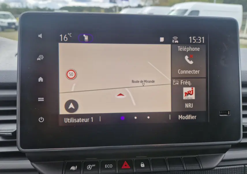 Écran tactile central du Renault Trafic Fourgon 2025 affichant la navigation et les options multimédia.