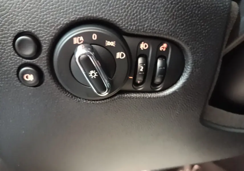 Gros plan sur les commandes d’éclairage intérieures noires de la MINI Cooper Edition Premium Plus 2023.