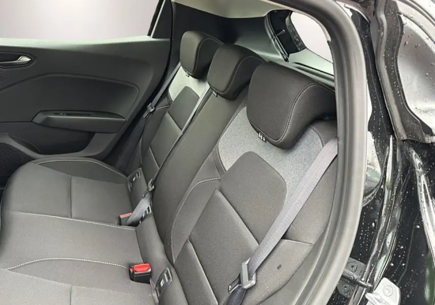 Vue intérieure côté droit de la banquette arrière noire de la Renault Clio V 1.0 TCe 90 Evolution 2026 avec ceintures visibles.
