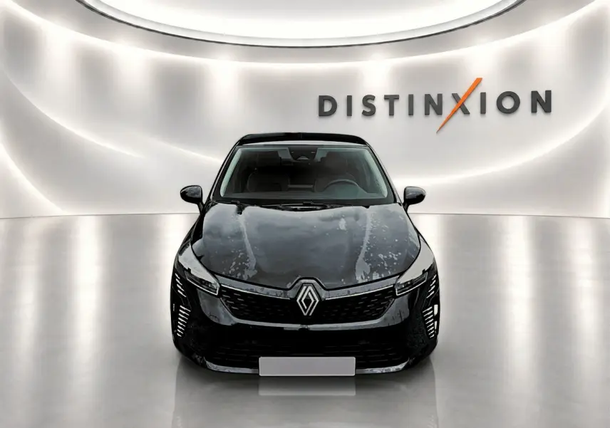 Renault Clio V noire vue de face dans un showroom lumineux avec logo Distinxion en arrière-plan.
