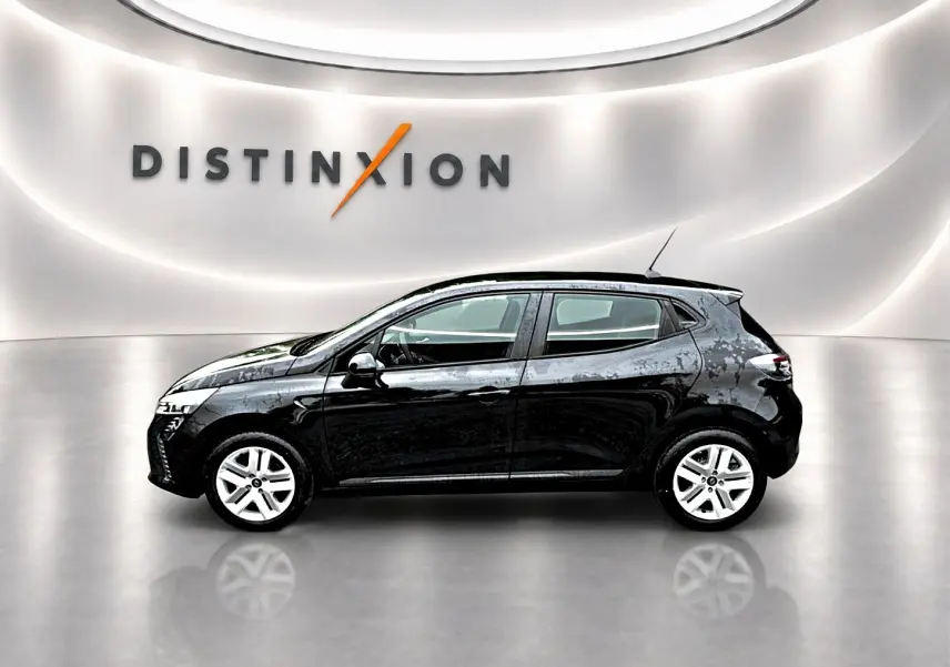 Profil droit de la Renault Clio V noire 2026 dans un showroom avec éclairage moderne et sol réfléchissant.