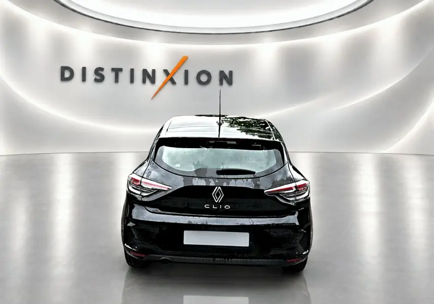 Vue arrière d'une Renault Clio V noire dans un studio lumineux avec logo Distinxion en arrière-plan.