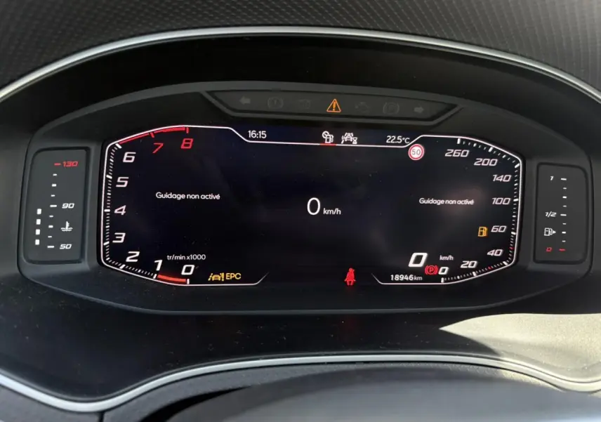 Tableau de bord numérique du SEAT Arona TSI 110 FR 2024 affichant vitesse zéro et indicateurs d'état moteur.